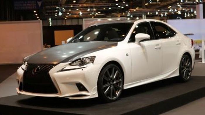 Το Lexus IS 25 Aniversario διαθέτει ένα επιθετικό body kit της Toyota Racing Development (TRD).